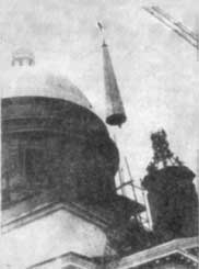 Поднятие шпиля на колокольню Александро-Невского Собора