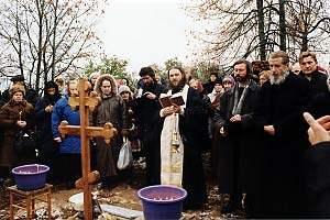 Освящение креста на могиле родителей игумении Таисии