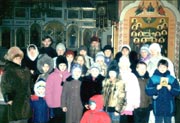 Священник Иоанн Малыгин с воспитанниками воскресной школы в Свято-Покровском храме возле иконы оптинских старцев. 24 ноября 2002 г.