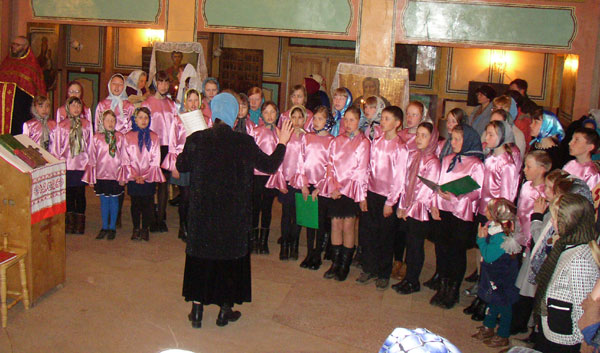 Детский хор под руководством Костылевой Татьяны Игоревны исполняет пасхальные песнопения