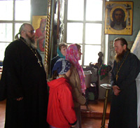 отец Александр рассказывает гостям о Свято-Вознесенской церкви