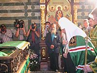 Патриарх Алексий II у мощей прп. Серафима Саровского
