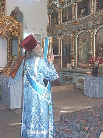 Протодиакон Михаил Атаманов перед чтением Апостола.