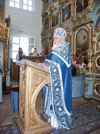 Настоятель храма митрофорный протоиерей Евгений Лаптев говорит слово для причастников.