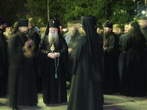 Архиепископ Ижевский и Удмуртский Николай и священство в ожидании прибытия поезда.