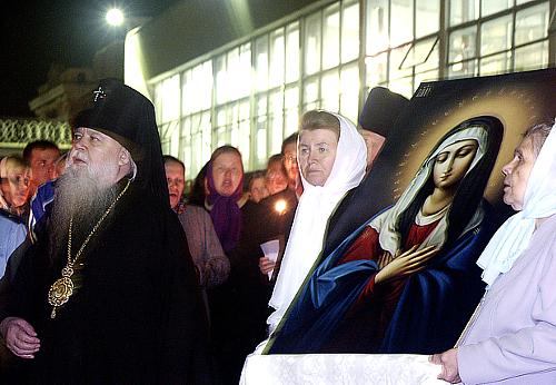 Владыка Николай рядом с иконой Богородицы "Умиление".