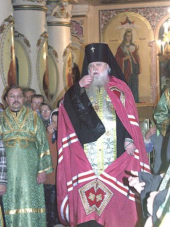 Владыка Николай начинает молебен пред иконою прп. Серафима.