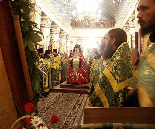 Архиепископ Ижевский и Удмуртский Николай со священством служат молебен.