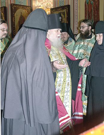 Владыка Николай пред иконою прп. Серафима.