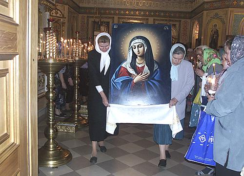 Р.б. Антонина и Валентина износят икону Богородицы "Умиление" из собора.