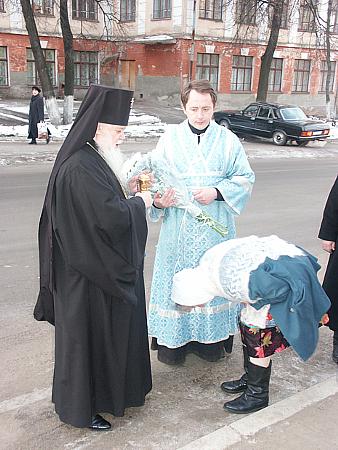 Архиепископ Ижевский и Удмуртский Николай благославляет верующих пред началом праздника.