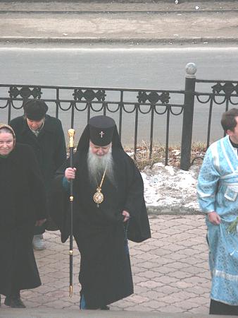 Архиепископ Ижевский и Удмуртский Николай шествует в храм.