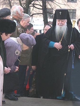 Архиепископ Ижевский и Удмуртский Николай шествует в храм.