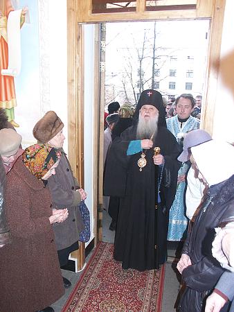 Архиепископ Ижевский и Удмуртский Николай молится пред входом в храм.