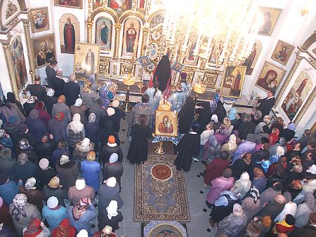 Архиепископ Ижевский и Удмуртский Николай читает входные молитвы пред царскими вратами.