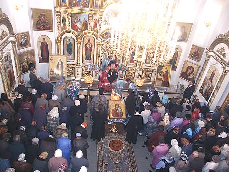 Архиепископ Ижевский и Удмуртский Николай благославляет верующих после чтения входных молитв.