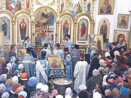 Архиепископ Ижевский и Удмуртский Николай благославляет верующих по концу литургии.