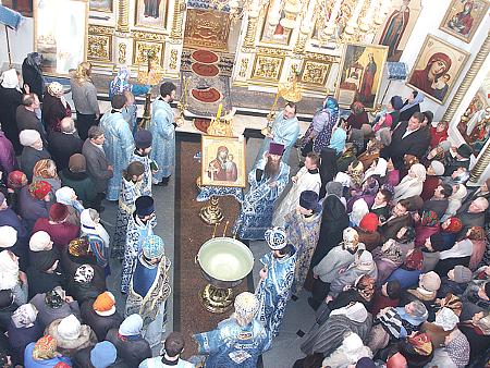Архиепископ Ижевский и Удмуртский Николай совершает водосвятный молебен.