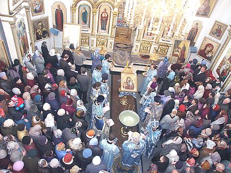 Архиепископ Ижевский и Удмуртский Николай совершает водосвятный молебен.