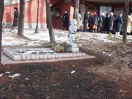 Место захоронения останков, найденных при раскопе фундамента Михайловского собора.