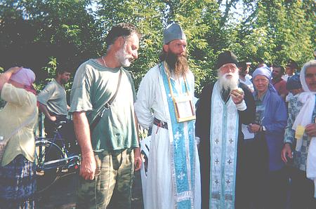Фотография с празднования 100-летия прославления прп. Серифима Саровского в начале августа 2003 г. Участники крестного хода - священники и миряне - на отдыхе.