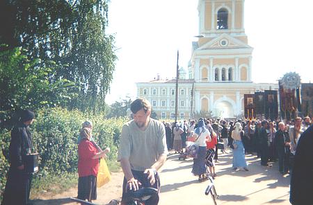 Фотография с празднования 100-летия прославления прп. Серифима Саровского в начале августа 2003 г. Крестный ход с мощами прп. Серафима выходит из Дивеевского монастыря.