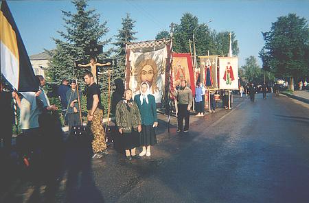 Фотография с празднования 100-летия прославления прп. Серифима Саровского в начале августа 2003 г. Крестный ход с мощами прп. Серафима проходит по улицам Дивеева.