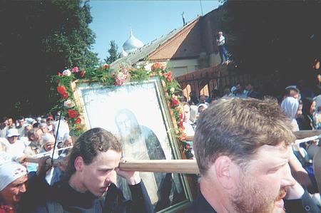 Фотография с празднования 100-летия прославления прп. Серифима Саровского в начале августа 2003 г. Крестный ход с мощами прп. Серафима проходит по улицам Дивеева.