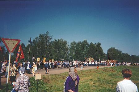 Фотография с празднования 100-летия прославления прп. Серифима Саровского в начале августа 2003 г. Крестный ход с мощами прп. Серафима выходит из Дивеева.