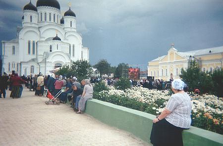 Фотография с празднования 100-летия прославления прп. Серифима Саровского в начале августа 2003 г. Грозовые тучи над Дивеевским монастырем.