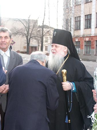 Архиепископ Ижевский и Удмуртский Николай благославляет верующих пред началом праздника.
